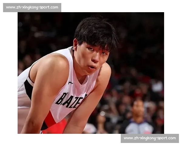 杨瀚森选秀西装暗藏甜蜜密码！疑似女友曝光，青梅竹马清纯般配